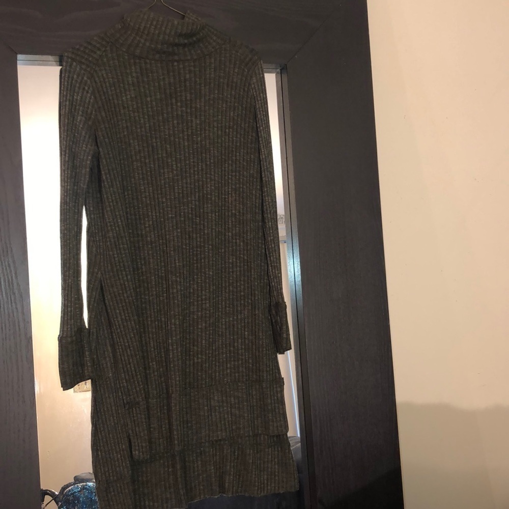 TUNIC. Turtleneck. Olive green ribbed (S)